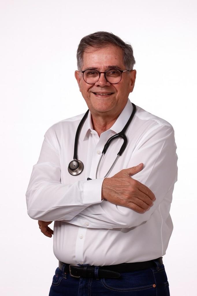 Dr. Ricardo Camarinha — Cardiologista com estetoscópio, sorrindo, pronto para cuidar de você